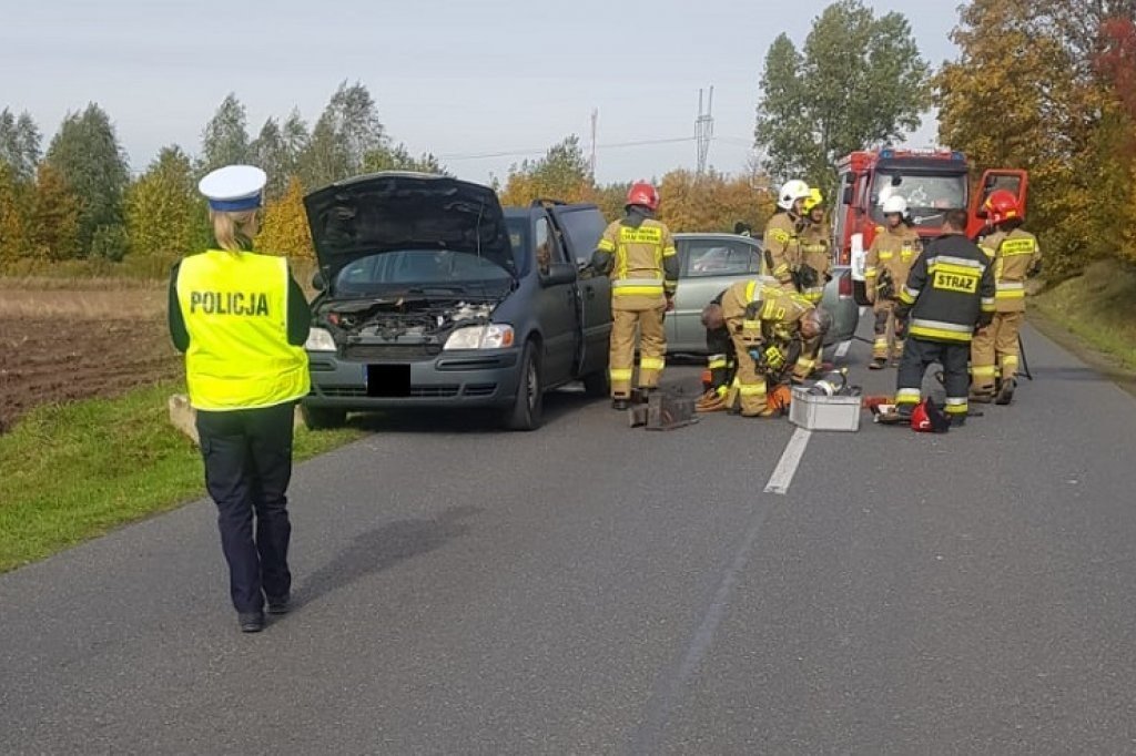 Uderzy w auto stojce na poboczu