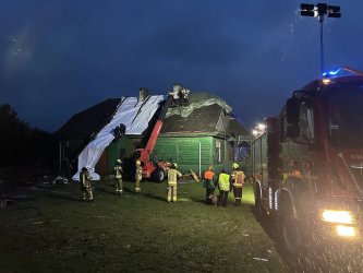 Podtopienia i pozrywane dachy w regionie. Poszkodowanym pomagaj straacy