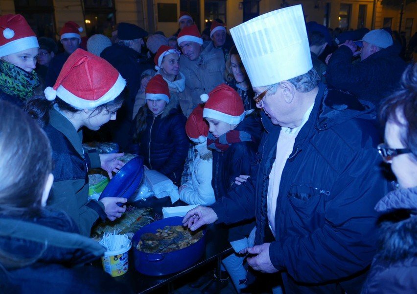 Bez niegu, ale witecznie. Miejska wigilia w Rynku Trybunalskim 