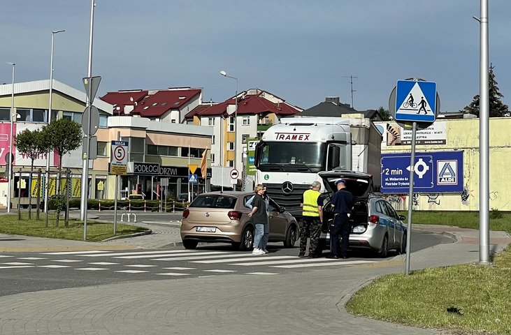 Osobwka zderzya si z tirem na rondzie sulejowskim