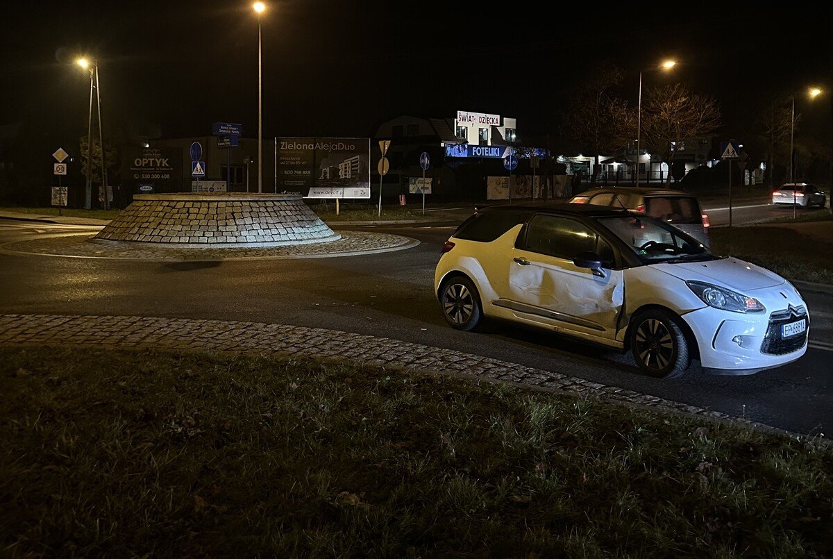 Nie ustpi pierwszestwa i doprowadzi do kolizji na rondzie. Zderzenie na skrzyowaniu Kostromskiej i Polnej