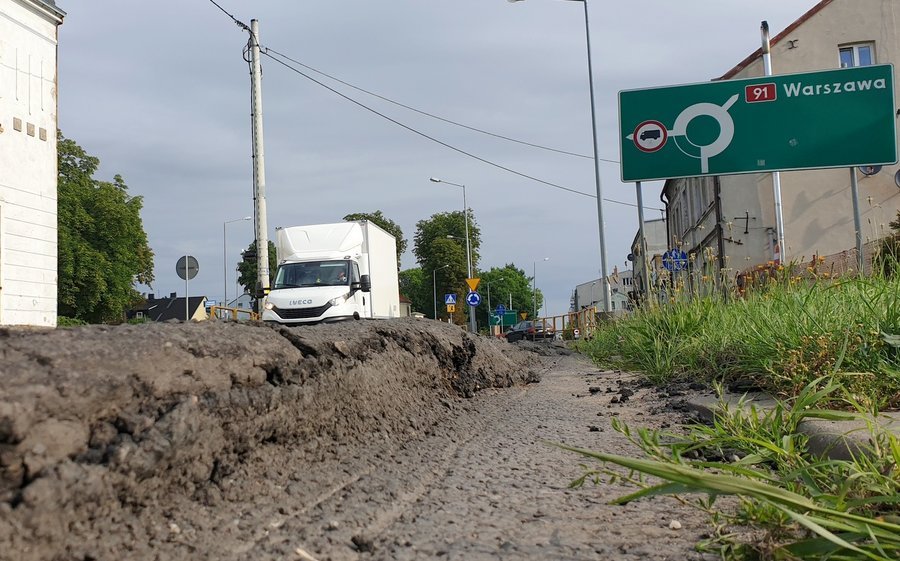 Gigantyczne koleiny na ul. Krakowskie Przedmiecie w Piotrkowie