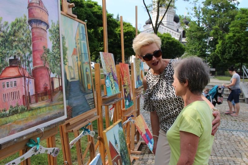 Happening artystyczny i zbirka pienidzy dla dzieci 