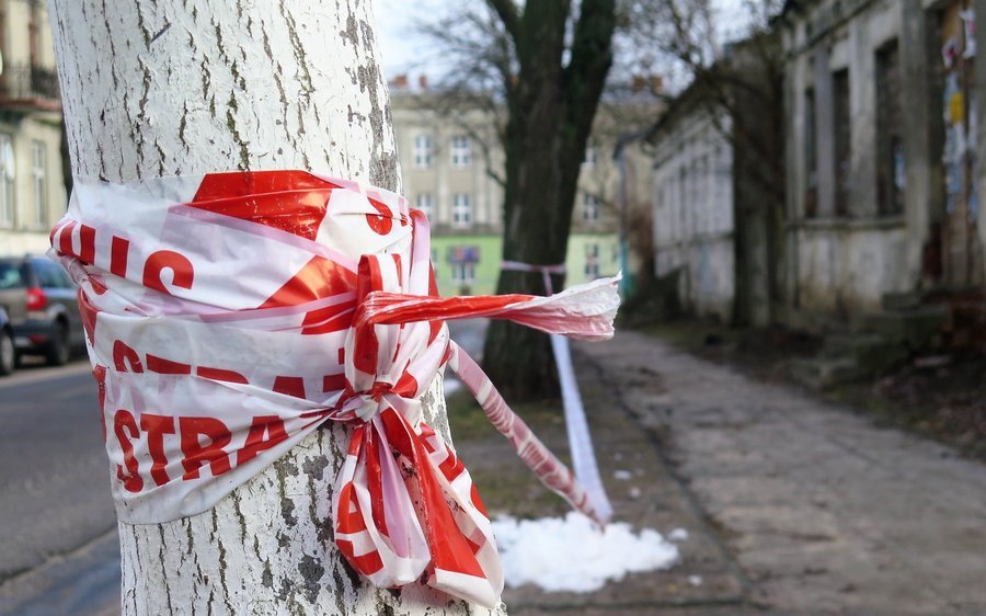 Pustostan grozi zawaleniem. Przechodnie lekcewa zagroenie