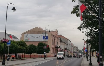 Flagi na ulicach Piotrkowa. Nowe lipcowe wito