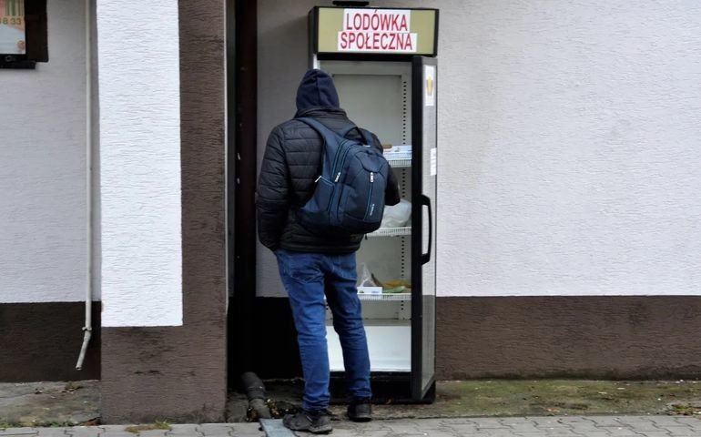 Nie marnuj jedzenia. Podziel si z potrzebujcymi