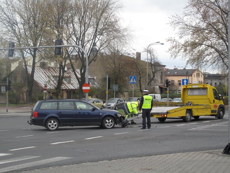 Wymusia pierwszestwo i doprowadzia do stuczki