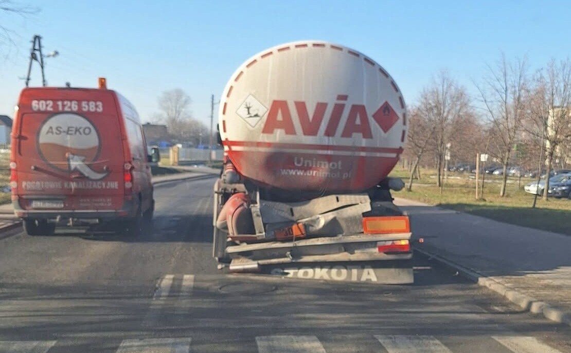 Zderzenie dwch ciarwek na Dmowskiego. S utrudnienia w ruchu