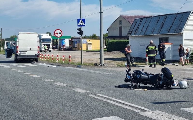 Samochd dostawczy uderzy w motocyklist