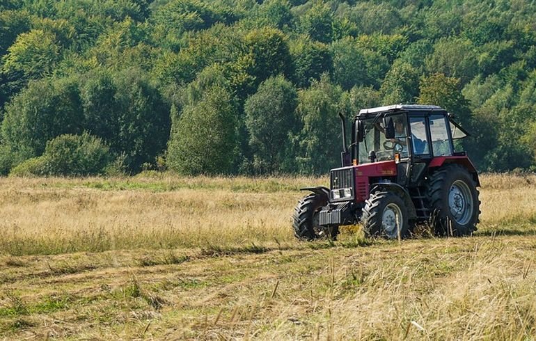 Po 69-latku przejecha traktor. Rolnik trafi do szpitala