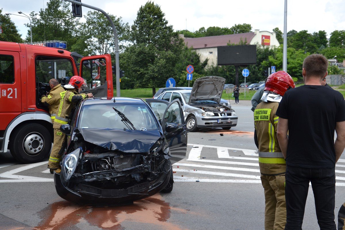 Zderzenie osobwek w centrum Piotrkowa (ZDJCIA)