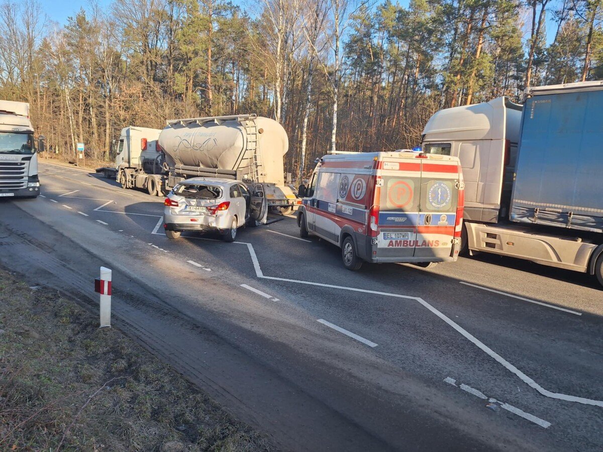 Wypadek na Rakowskiej. Droga jest cakowicie zablokowana