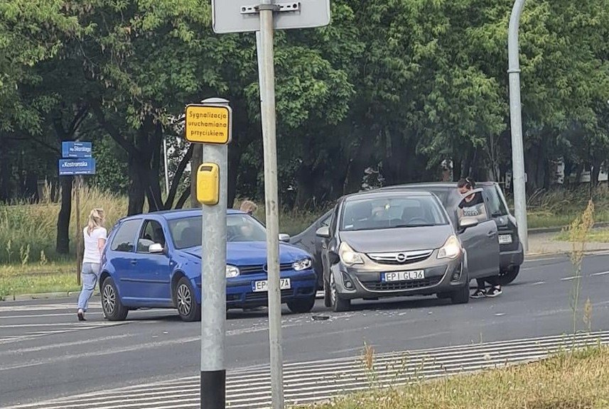 Zderzenie dwch osobwek na skrzyowaniu przy Lidlu