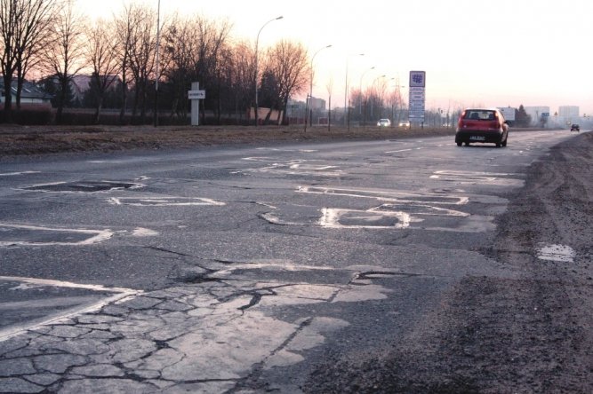 Podziurawiona Sikorskiego - na remont za mao kasy