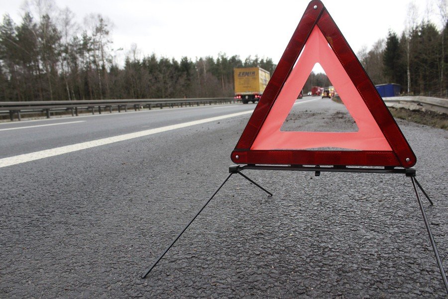 Zderzenie toyoty ze skod na drodze w Sulejowie 