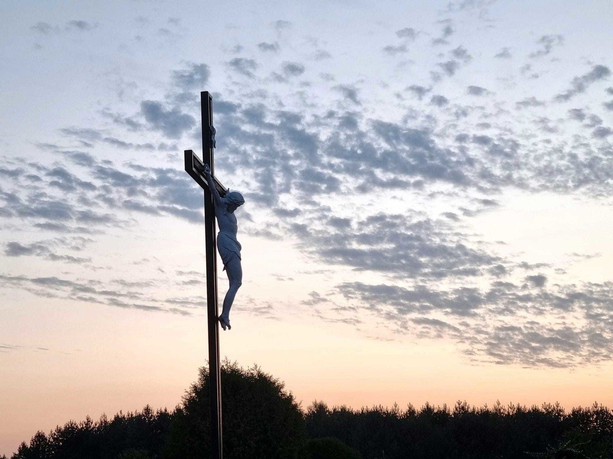 W Wielki Pitek Koci wspomina mier Chrystusa na krzyu