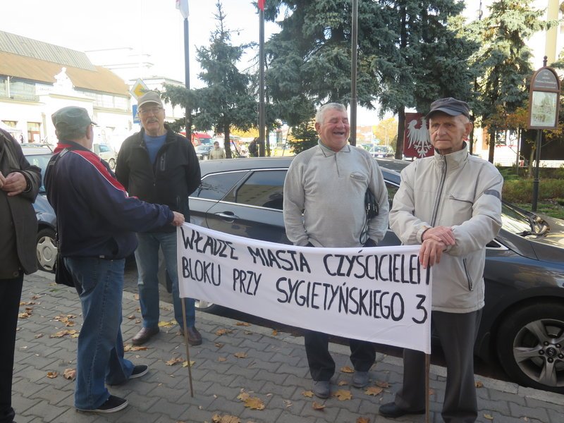 Kolejna pikieta przed piotrkowskim magistratem