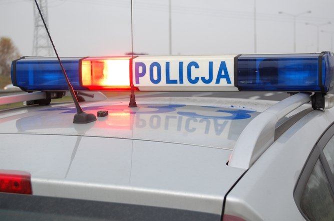 Ucieka bez tablic i prbowa przekupi policj