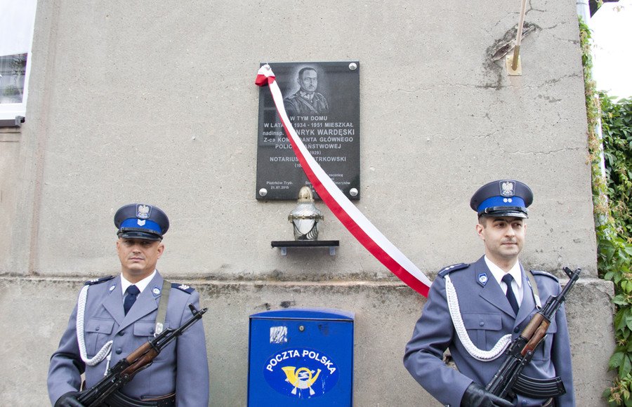 Odsonili tablic pamitkow generaa policji Henryka Wardskiego