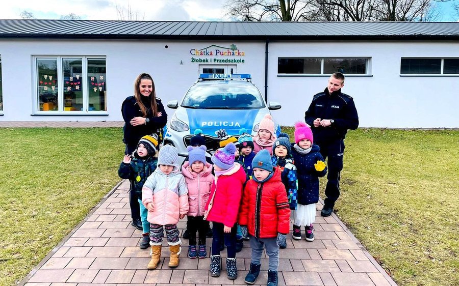 Przedszkolaki ugociy policjantw