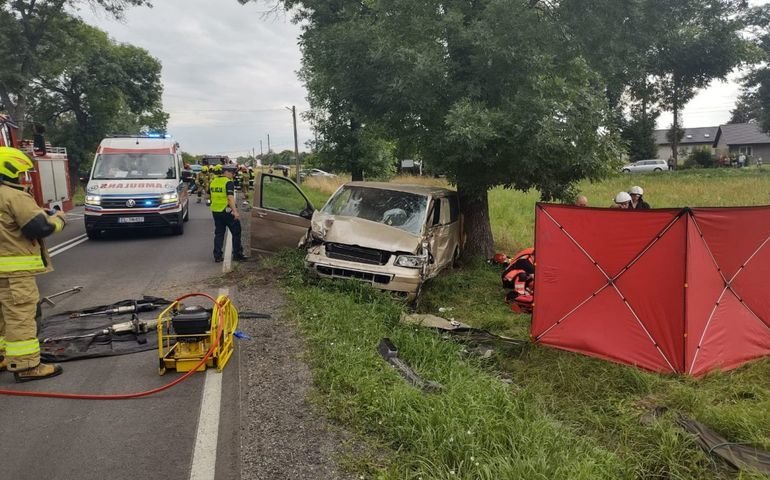 Wypadek na DK 42. Zgin kierowca busa