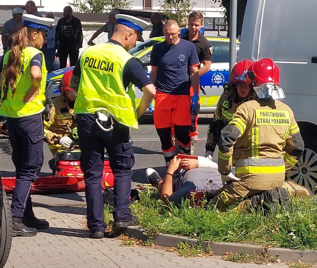 Zderzenie motocykla i samochodu osobowego na Dmowskiego. Mia ldowa LPR