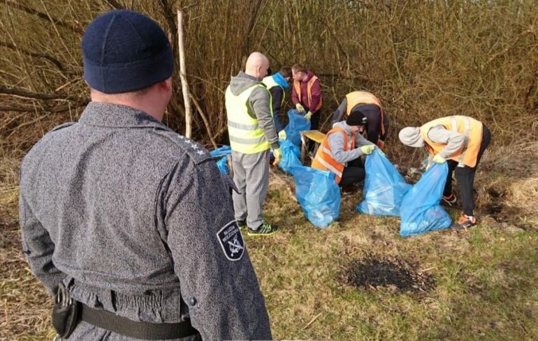 Osadzeni sprztali okolice Zalewu 