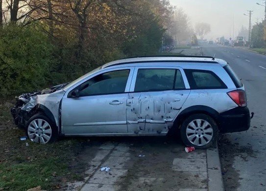 Uderzy w drzewo koo lotniska, trafi do szpitala