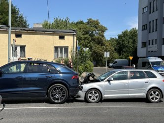 Jedno Audi zatrzymao si przed pasami, drugie w nie uderzyo. Kolejne zdarzenie drogowe na drogach regionu