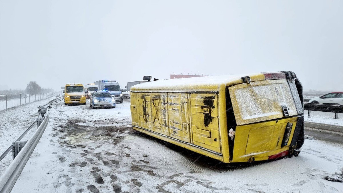 Przewrcony bus i zderzenie aut na S8