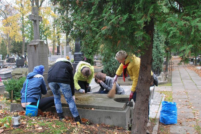 Jesienne sprztanie grobw podczas akcji 