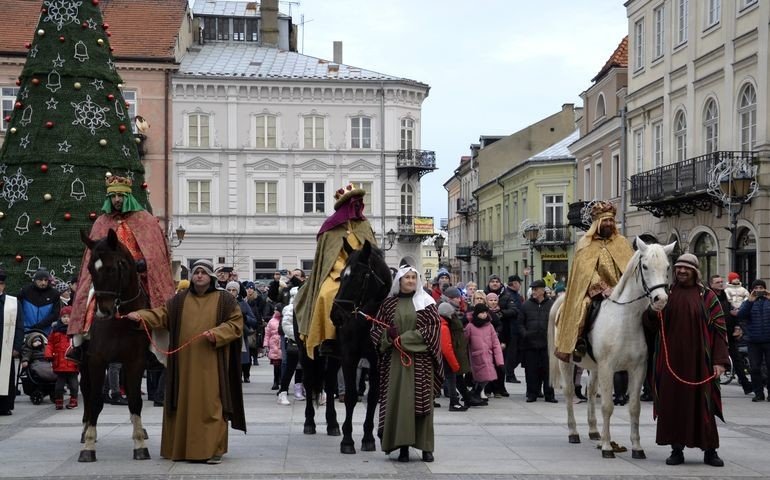 Orszak Trzech Krli w Piotrkowie. Barwne widowisko na Starwce