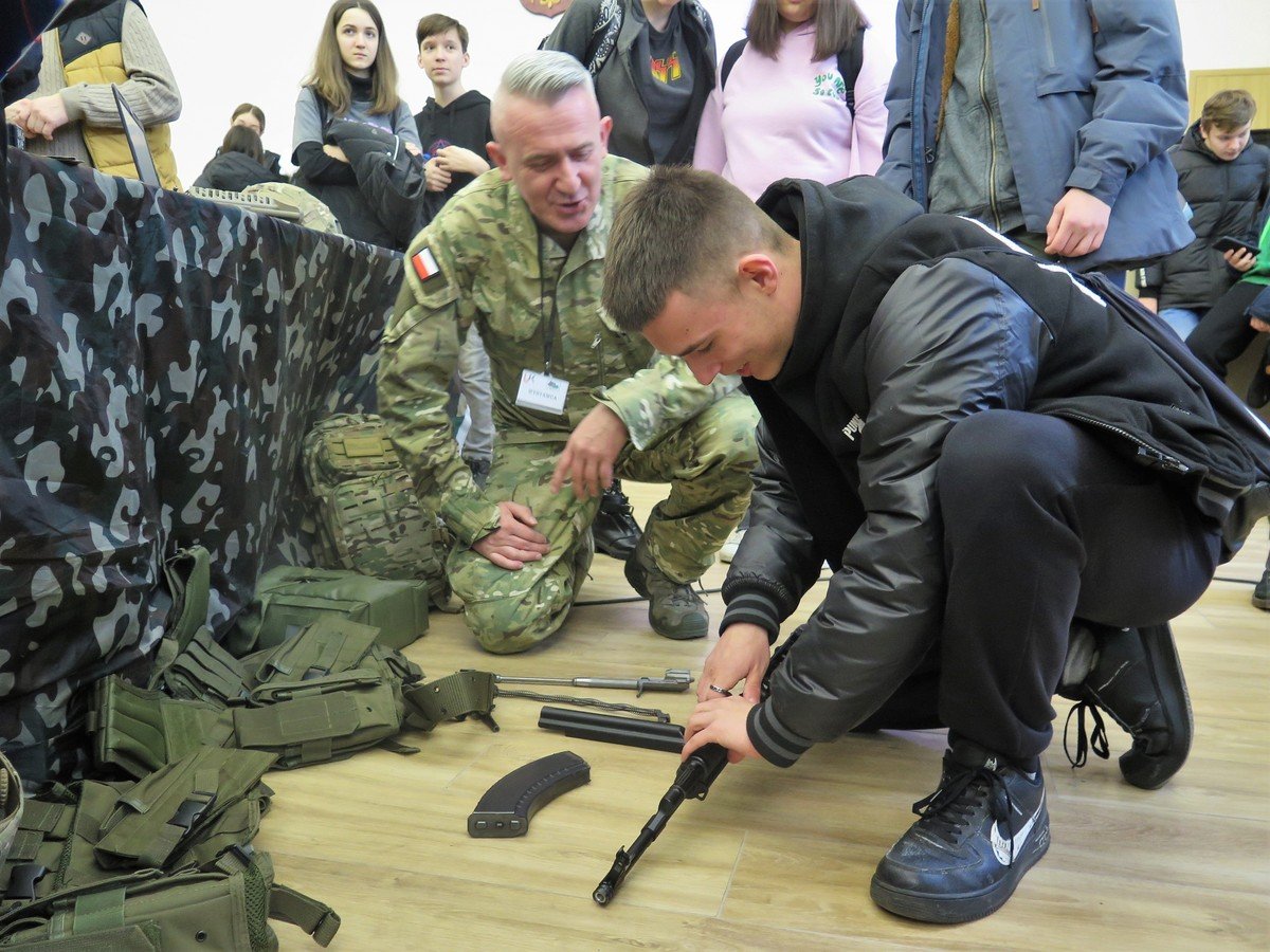 Zgbiali tajniki pracy w subach mundurowych