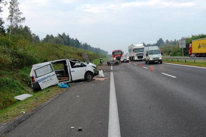 Rozbity mercedes na „jedynce” - kierowca zasn