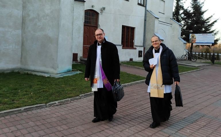 Przychodzi ksidz po koldzie... Kapani wyruszyli do swoich parafian