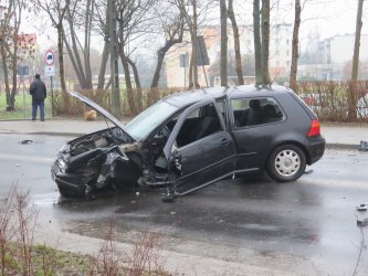 Grony wypadek w Piotrkowie. Jedna osoba poszkodowana