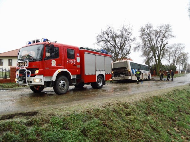 Tir, autobus i kilka osobwek w rowie