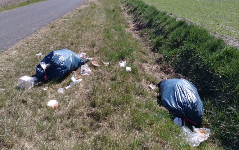 Piotrkowianin wyrzuci mieci przy drodze w Piaskach. Posprzta po sobie?