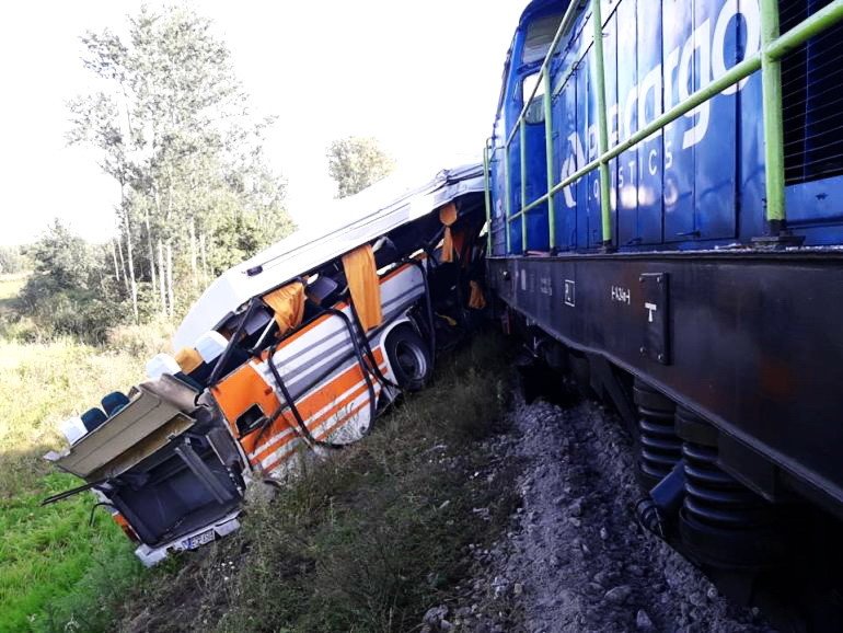 Autobus wjecha pod lokomotyw