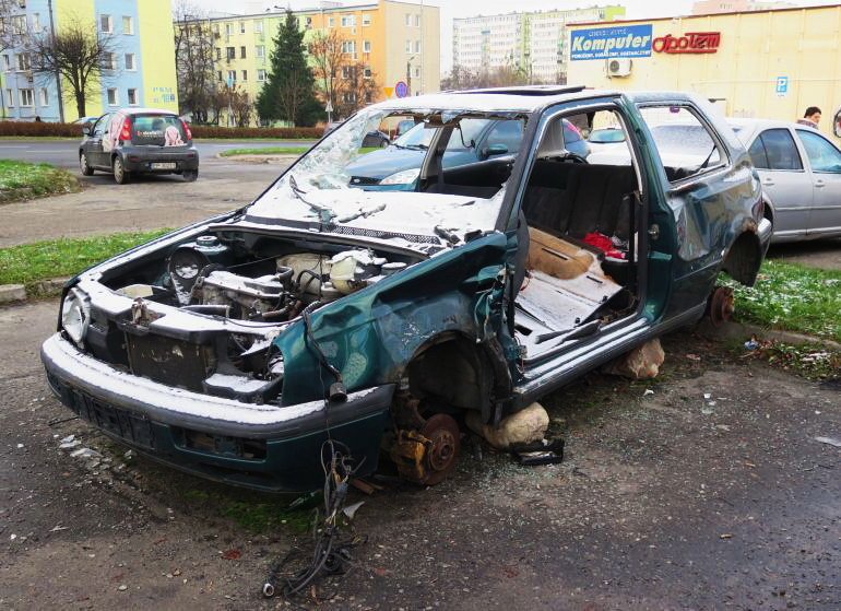 Porzucone wraki na piotrkowskich parkingach