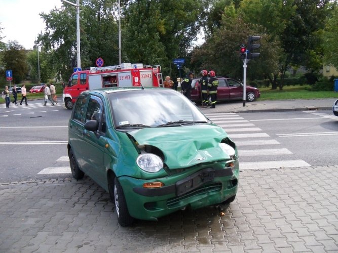 Wypadek na skrzyowaniu – dwie osoby w szpitalu