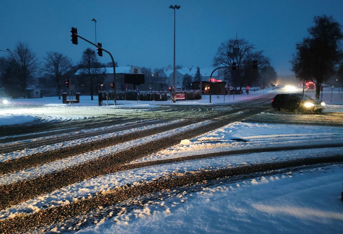 nieg nie odpuszcza! Uwaajcie na drogach [ZDJCIA]