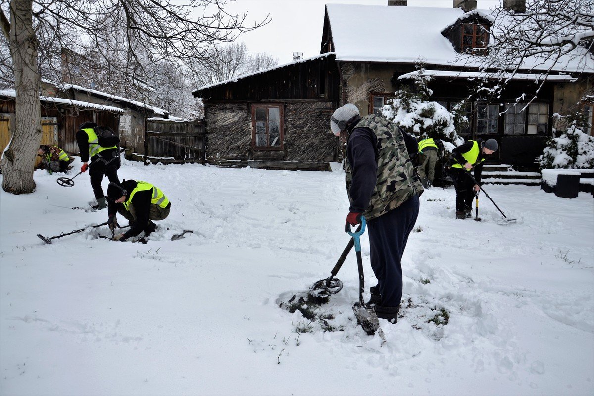 Sprztali i szukali skarbw w ziemi