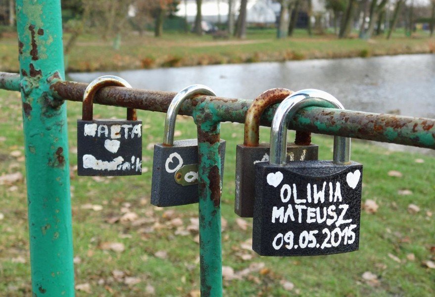 Plac zabaw, siownia i taras w parku Belzackim 