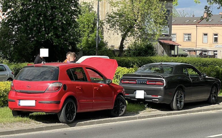 Kolizja w Piotrkowie. Zderzenie dodge’a i opla