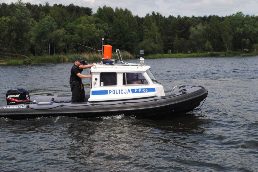 Wiatr przewrci jacht. Pomogli policjanci 