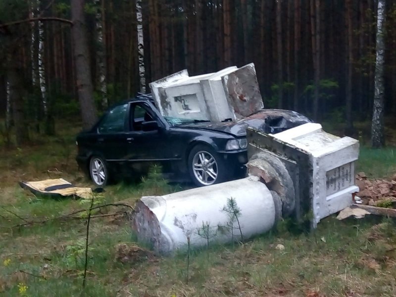 BMW wjechao w zabytkow kapliczk