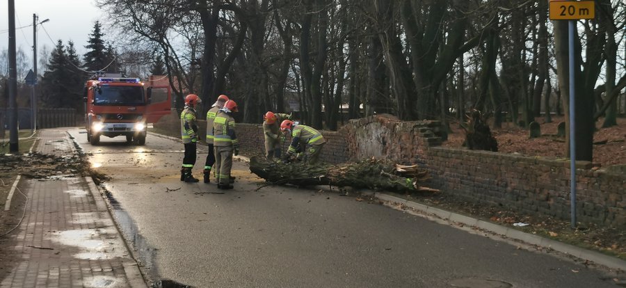 Powalone drzewa, przewrcone samochody i brak prdu