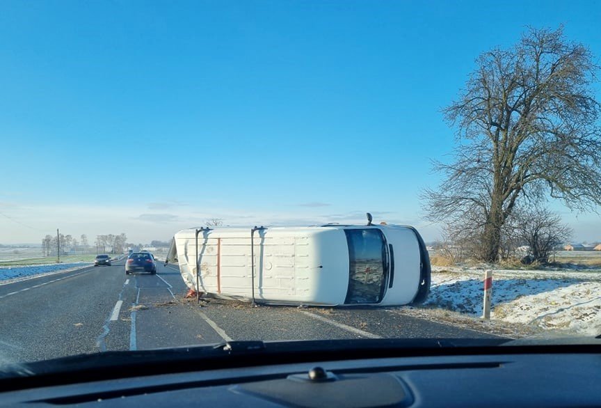 Przewrcony bus na DK 74