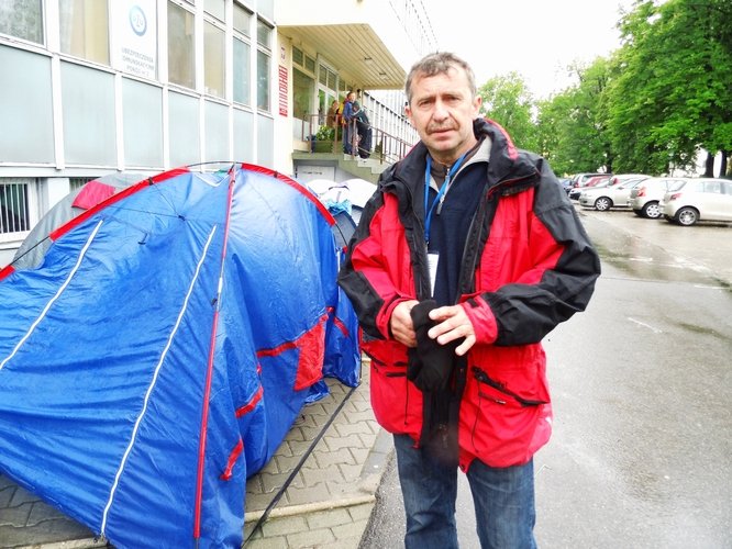 Protest pod starostwem trwa